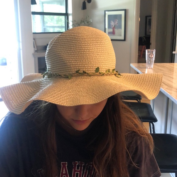 2 Chic Accessories - Straw hat